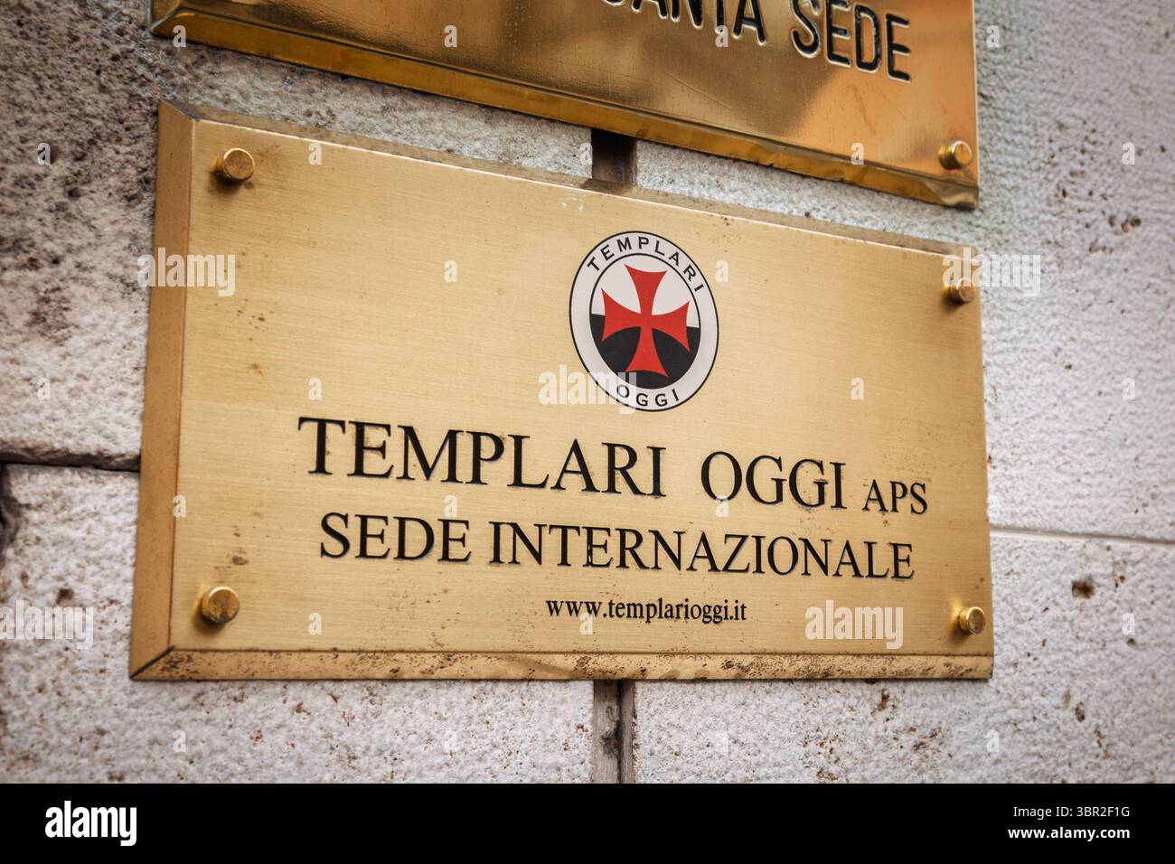ROM, ITALIEN - 15. JANUAR 2025: Gedenktafel zur Kennzeichnung des internationalen Hauptquartiers von „Templari Oggi APS“ auf einer Travertinwand in Rom mit dem Stockfoto