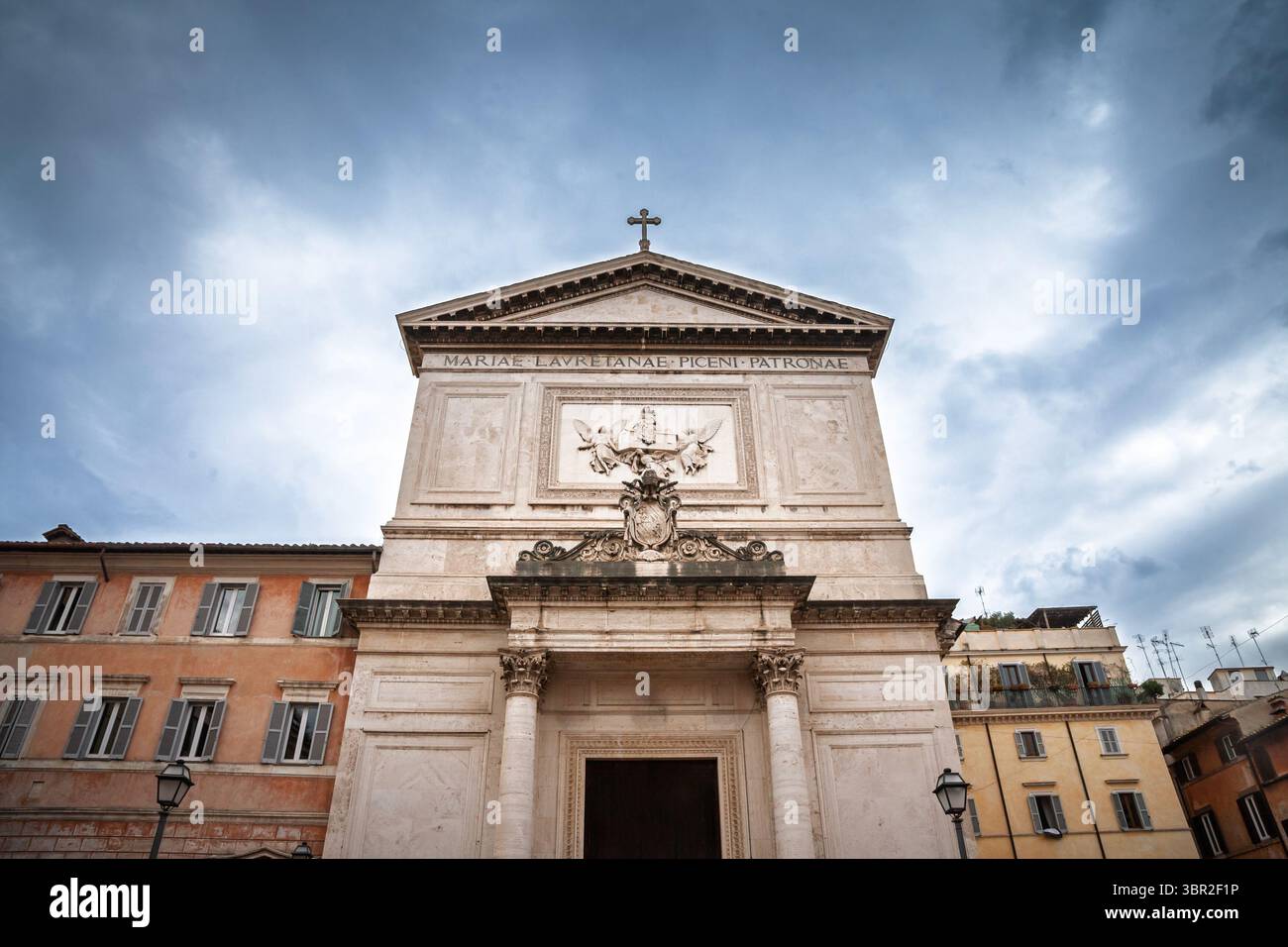 San Salvatore in Lauro Kirche Fassade in Rom, Travertinwände mit Säulen, Giebel Inschrift „Mariae Lauretanae Piceni Patronae“, was Maria von bedeutet Stockfoto