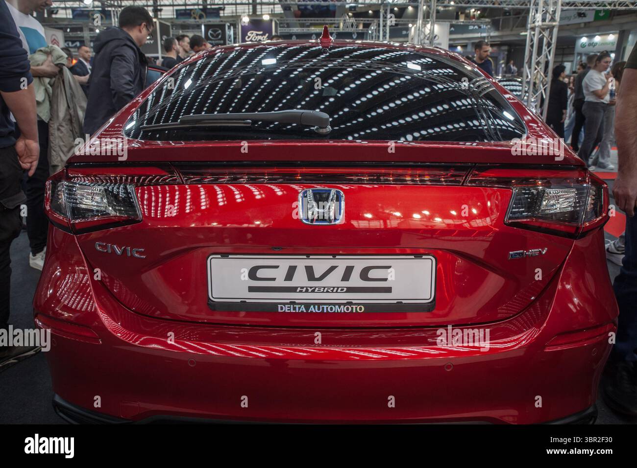 BELGRAD, SERBIEN - 22. APRIL 2025: Rückansicht eines roten Honda Civic e:HEV Hybrid-Fließheck bei einem honda-Händler. Hinda Civic ist ein japanischer kompakter seda Stockfoto