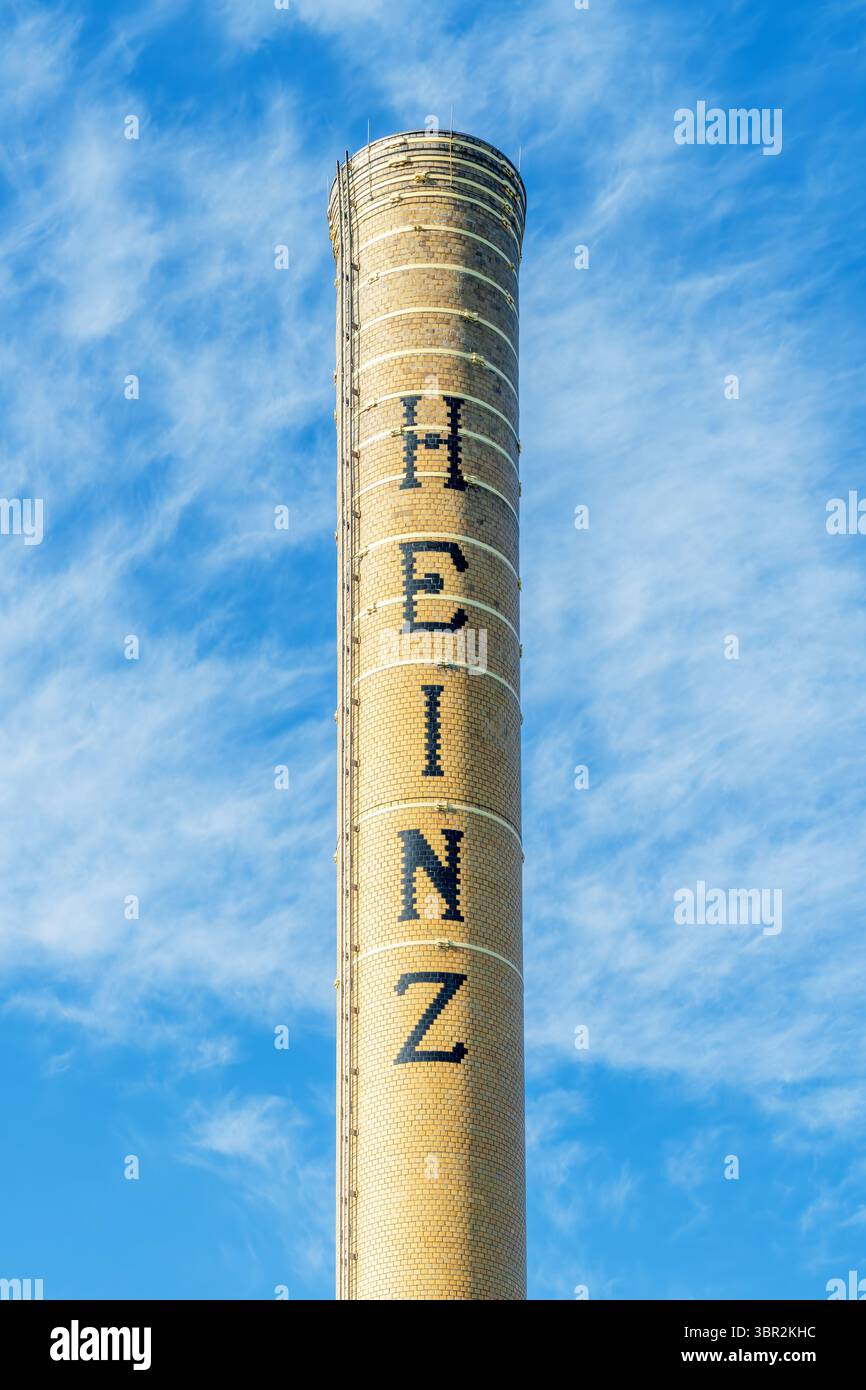 Ikonischer Ziegelkamin aus der ehemaligen Heinz-Fabrik in Leamington Ontario Kanada. Stockfoto