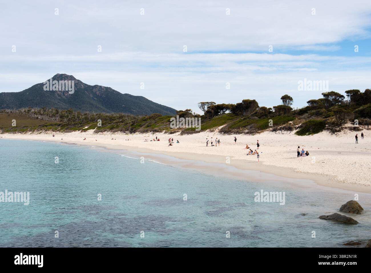 Touristen entspannen sich am wunderschönen Wineglass Bay Beach - Freycinet Peninsula, Tasmanien, Australien Stockfoto