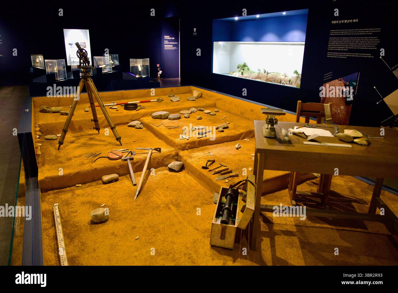 Gongju City, Südkorea - 13. Juni 2025: Eine neu gestaltete Ausgrabungsstätte im Seokjangni Museum zeigt Werkzeuge, Vermessungsgeräte und Arbeitsstationen Stockfoto
