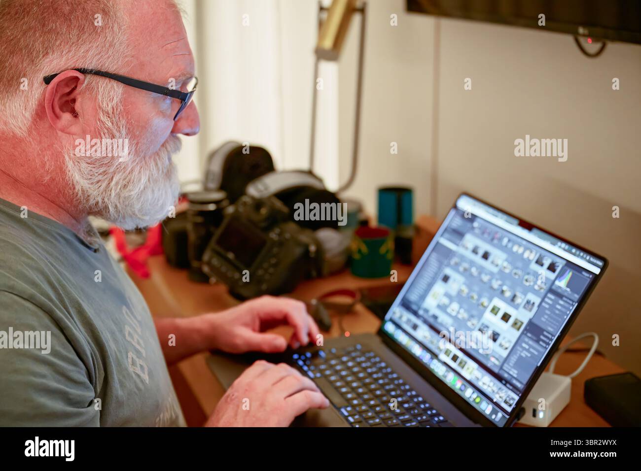 Reisefotograf, Fotobearbeitung für Social Media Vlog, Ruhestand Stockfoto
