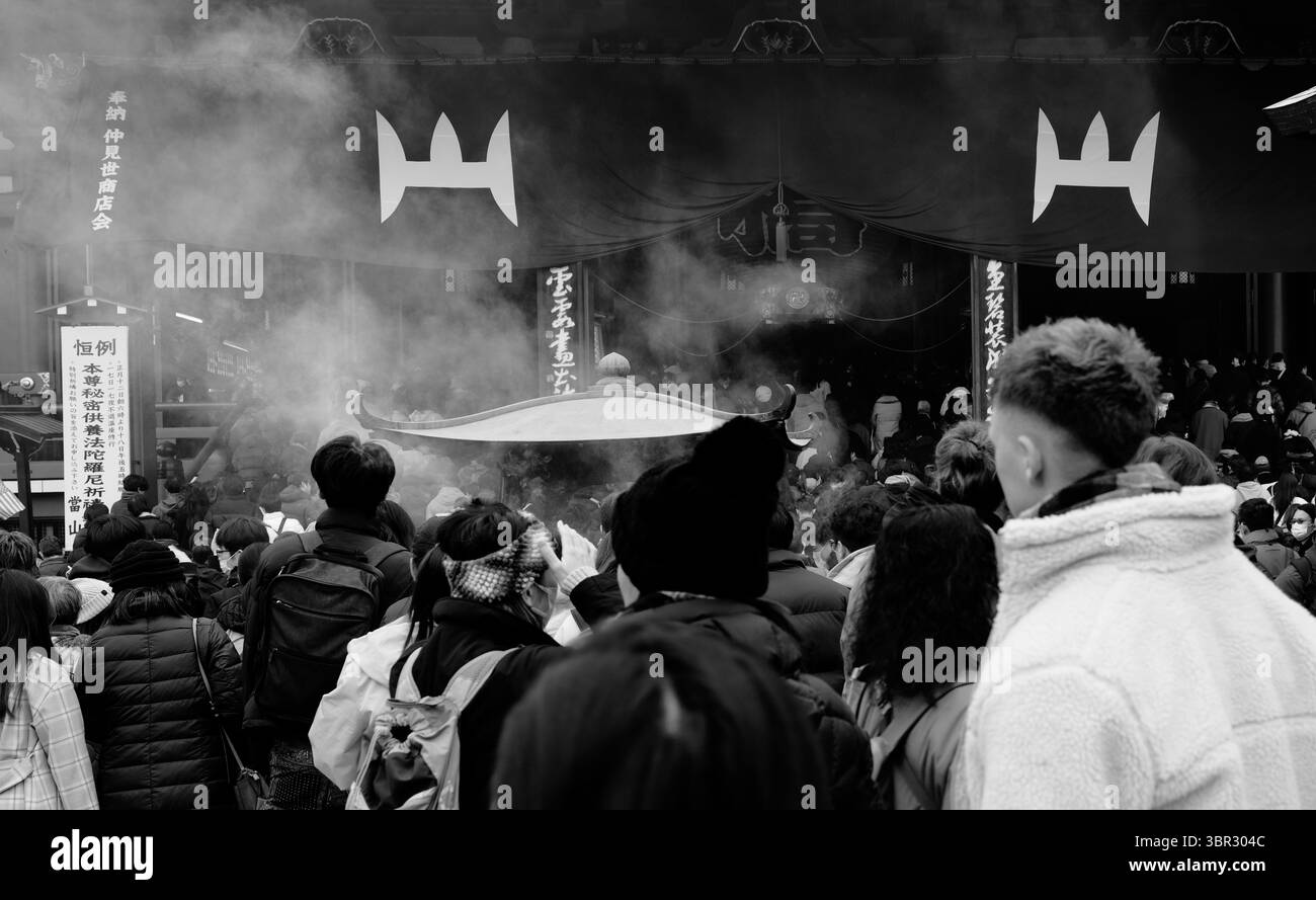 Monochrome Menschenmenge tauchte in Räucherrauch am Eingang des Senso Ji Tempels ein Stockfoto