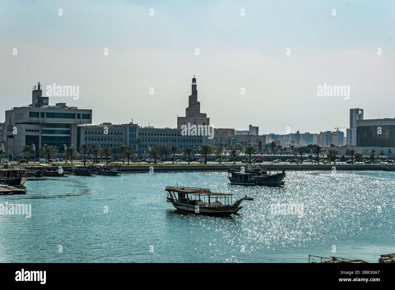 Traditionelle arabische Dhow-Boote im Hafen von Doha, Katar. Wunderschöne Meereslandschaft mit dem Meer Stockfoto