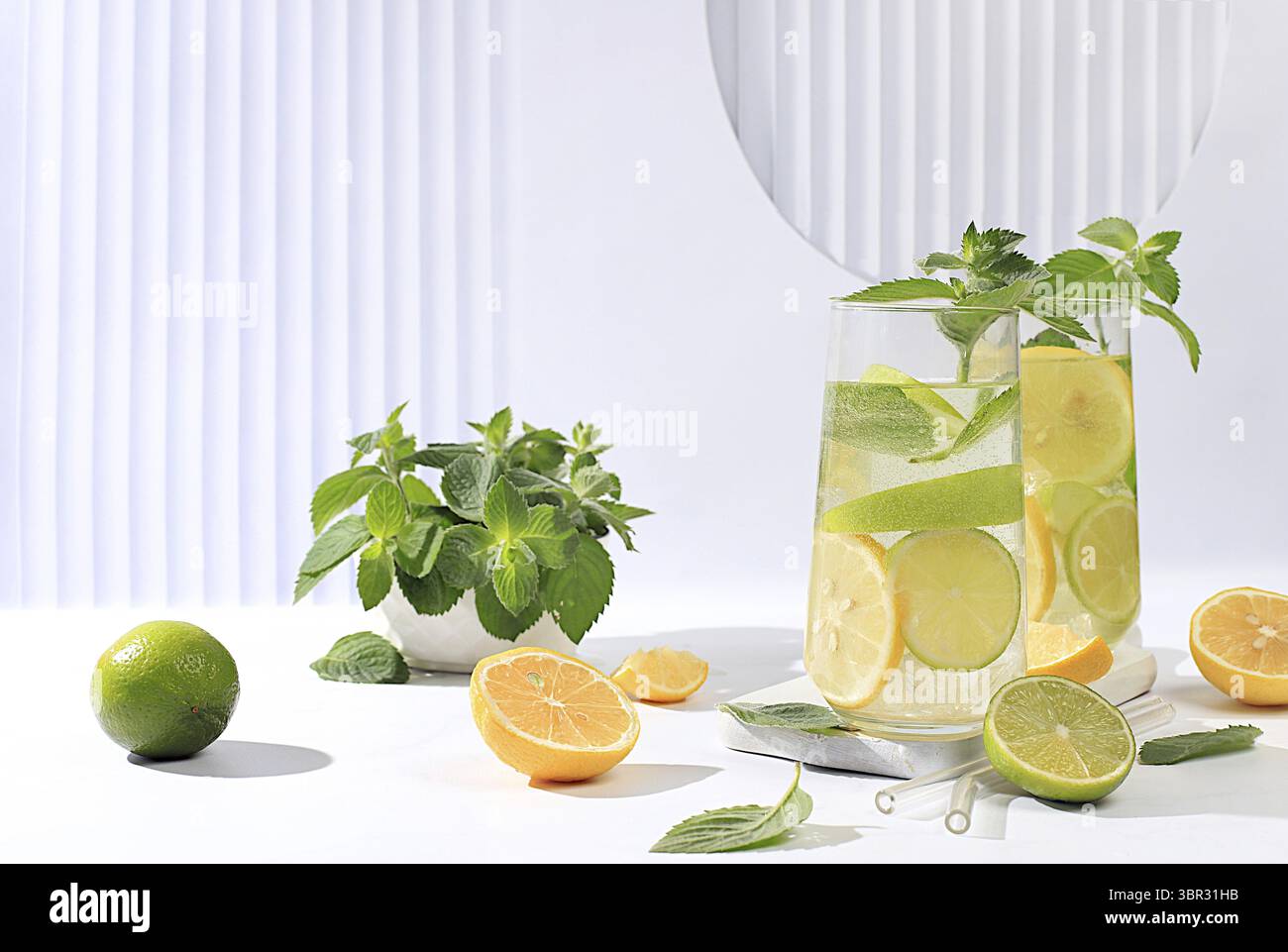 Detox Drink mit Zitrone, Minze, Limette und grünem Apfel auf einem Leuchttisch, Mojito oder Cocktail verbessert den Stoffwechsel, fördert den Gewichtsverlust und stärkt Immu Stockfoto