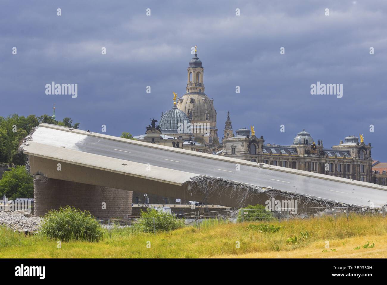 Nach dem teilweisen Einsturz der Carola-Brücke gehen die Abrissarbeiten mit dem Abriss des letzten Brückenabschnitts Dresden frühzeitig zu Ende Stockfoto