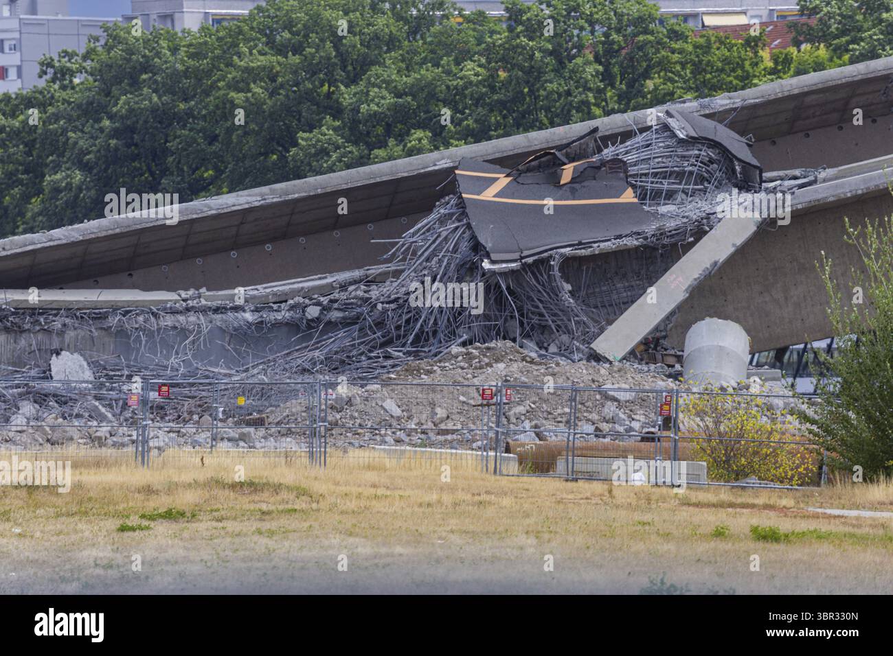 Nach dem teilweisen Einsturz der Carola-Brücke gehen die Abrissarbeiten mit dem Abriss des letzten Brückenabschnitts Dresden frühzeitig zu Ende Stockfoto