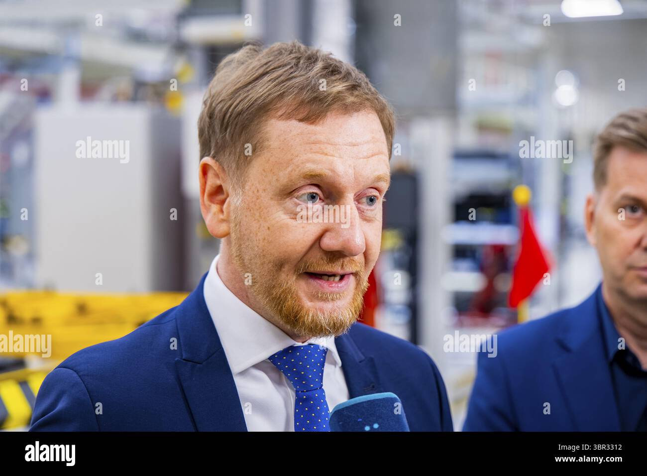 Ministerpräsident Michael Kretschmer besucht die Mercedes-Benz Tochtergesellschaft Accumotive GmbH & Co. KG, hier auf einer Führung durch die Batterieproduktion. Stockfoto