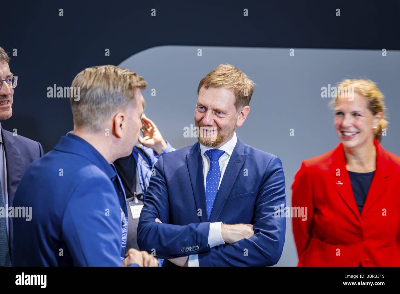 Ministerpräsident Michael Kretschmer besucht die Mercedes-Benz Tochtergesellschaft Accumotive GmbH & Co. KG, hier auf einer Führung durch die Batterieproduktion. Stockfoto