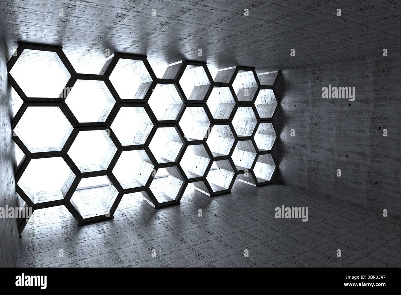 Die minimalistische Betonkammer verfügt über ein sechseckiges Gitter mit Wabenmuster, das helle Licht und Schatten erzeugt Stockfoto