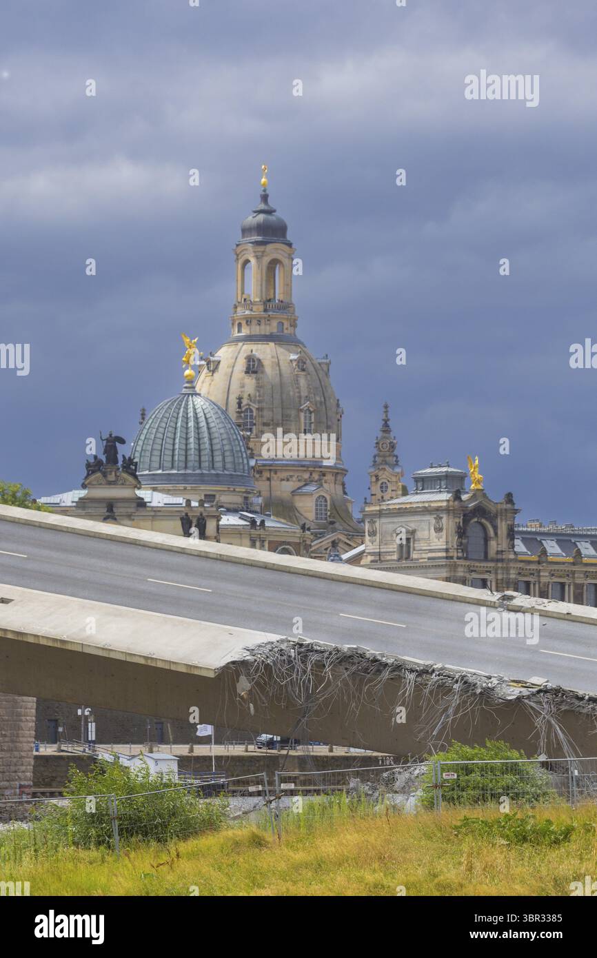 Nach dem teilweisen Einsturz der Carola-Brücke gehen die Abrissarbeiten mit dem Abriss des letzten Brückenabschnitts Dresden frühzeitig zu Ende Stockfoto
