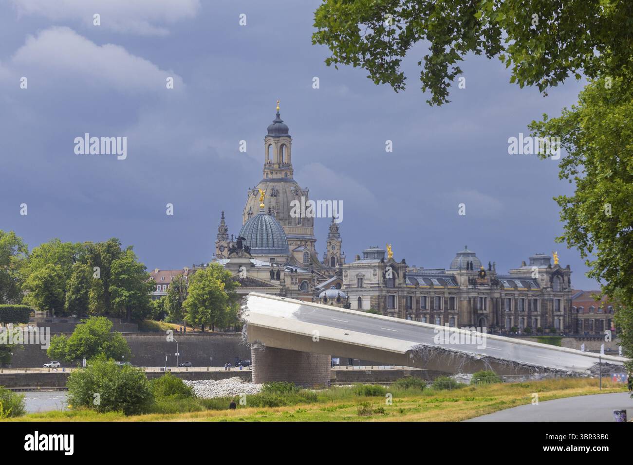 Nach dem teilweisen Einsturz der Carola-Brücke gehen die Abrissarbeiten mit dem Abriss des letzten Brückenabschnitts Dresden frühzeitig zu Ende Stockfoto