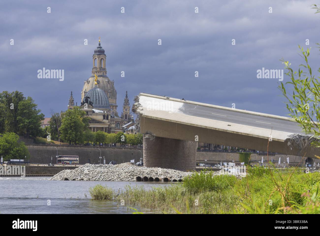 Nach dem teilweisen Einsturz der Carola-Brücke gehen die Abrissarbeiten mit dem Abriss des letzten Brückenabschnitts Dresden frühzeitig zu Ende Stockfoto
