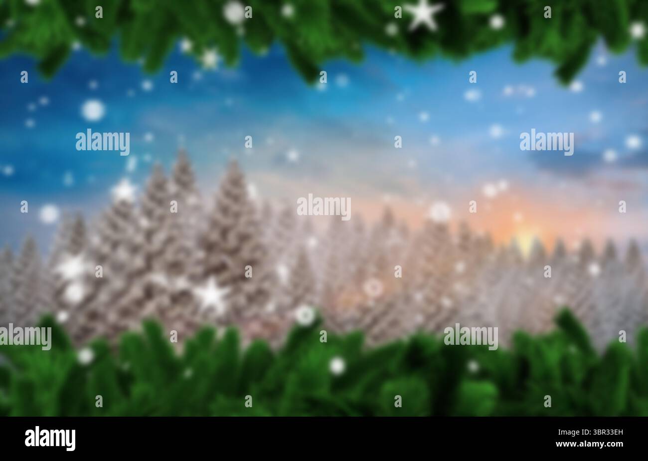 Schneebedeckte Kiefern säumen den pastellfarbenen Sonnenaufgangshimmel mit fallenden Schneeflocken und umrahmen grüne immergrüne Stockfoto