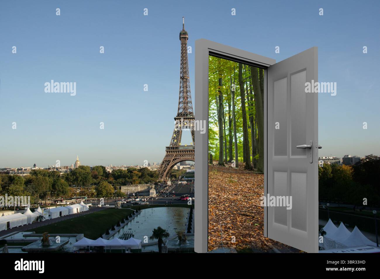 Offene Tür mit Bäumen am Eiffelturm Stockfoto