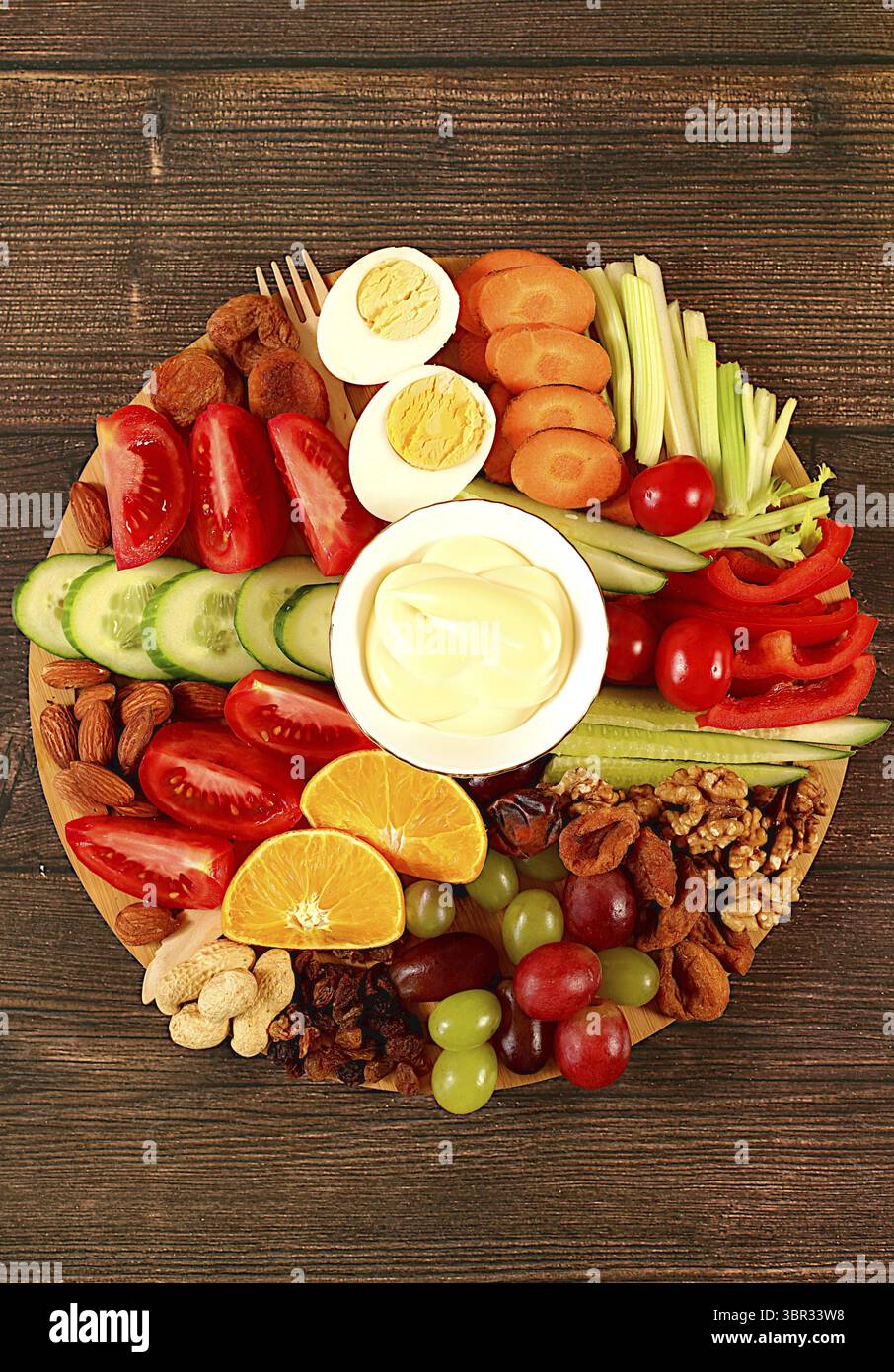 Rohkost-Konzept und Diaet-Lebensmittel, gesunde Bio-Produkte für die Gewichtsabnahme und Gewichtsreduktion, intermittierendes fasten. Gesundes Fruehs Stockfoto