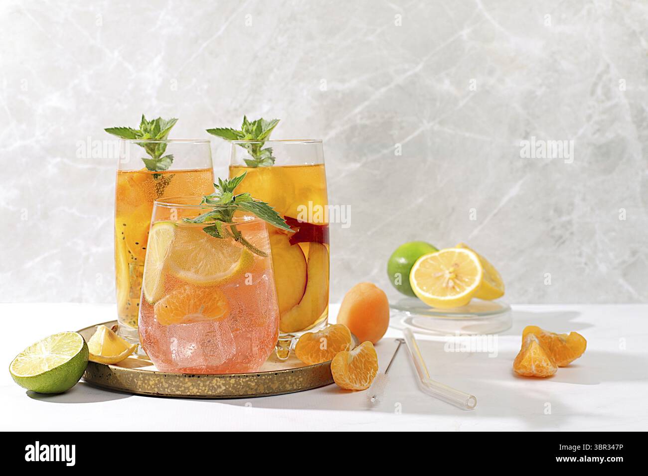 Tropischer veganer Cocktail mit Chiasamen, Limette, Zitrone, Minze und Aprikosen. Detox Diät und Gewichtsreduktion Konzept, Sommerparty und gesunder Lebensstil A Stockfoto