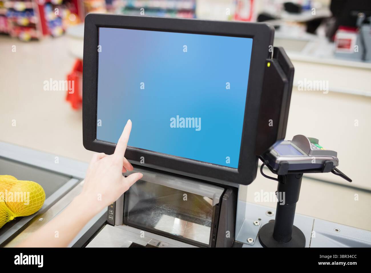 Zugeschnittenes Bild einer Person, die den Bildschirm des Barcode-Lesegeräts berührt Stockfoto