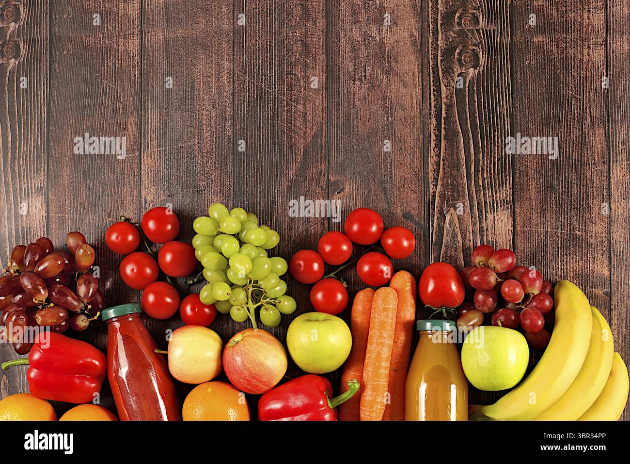 Trauben, Orangen, Tomaten, Aepfel, Bananen, Paprika und natuerlichen Saft auf hoelzernen Hintergrund, Detox-Diaet und Gewichtsverlust Konzept, gesund Stockfoto