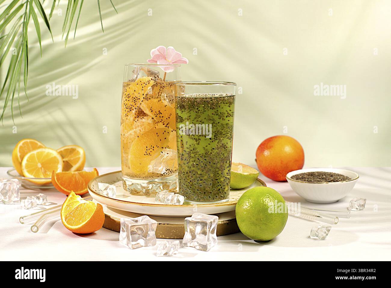 Detox-Diät und Gewichtsreduktion-Konzept. Diät-veganer Cocktail mit Chiasamen, Orange, Limette, Veilchen und Eis. Sommerparty und gesunder Lifestyle Werbespot Stockfoto