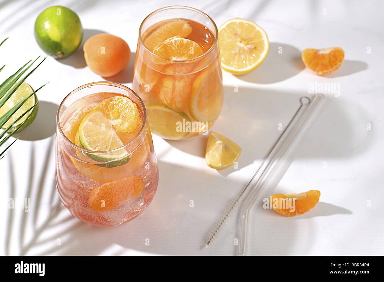 Sommerparty und gesundes Lifestyle Werbebanner, Diät veganer Cocktail mit Chiasamen, Limette, Zitrone, Minze und Aprikosen. Detox-Diät und Gewichtsverlust Stockfoto