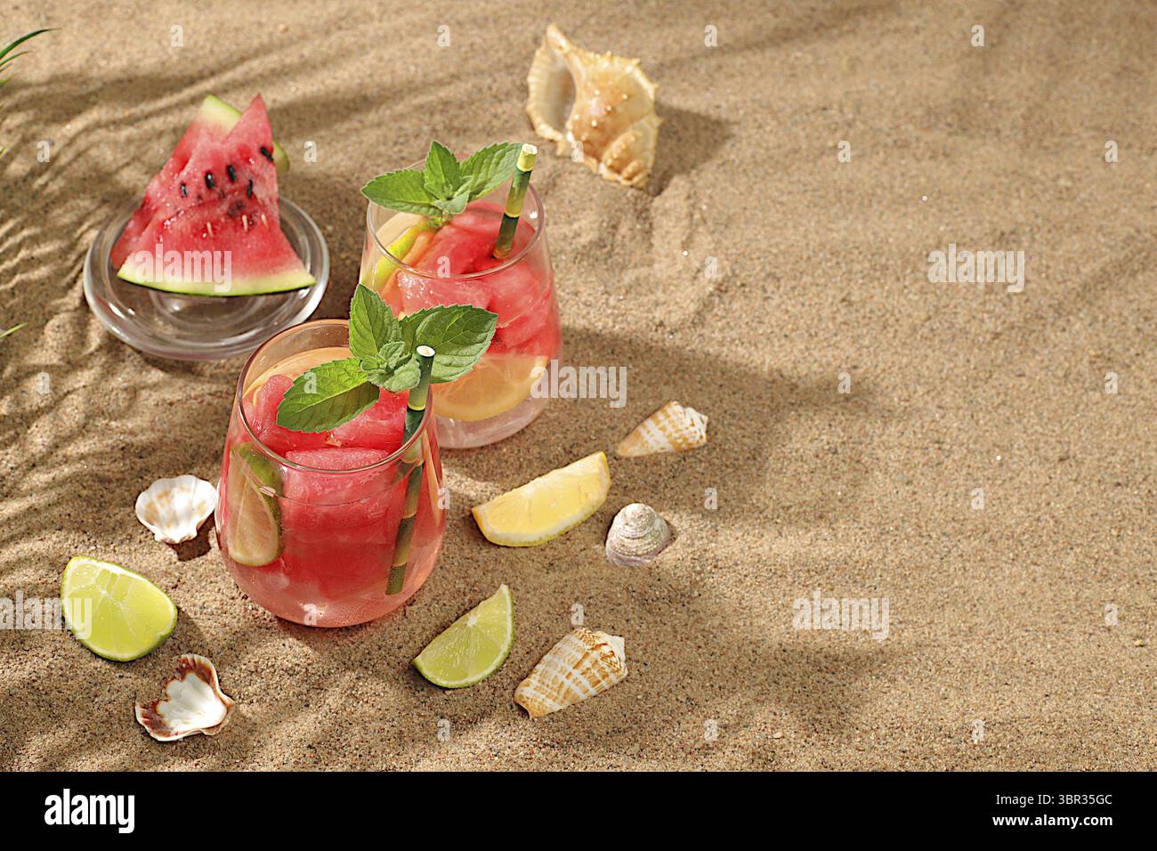 Eiskalte hausgemachte Limonade oder Cocktail mit Minze, Wassermelone und Früchten am Sandstrand, erfrischendes Sommergetränk Rezept, Entgiftungsdiät und Gewichtsverlust Stockfoto
