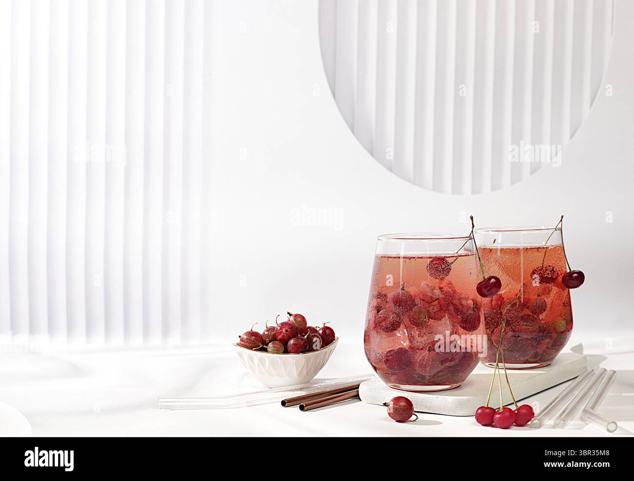 Erfrischender hausgemachter Limonade-Cocktail im Sommer, Mojito mit Kirsche, Stachelbeere, Minze und Zitrone, Gewichtsreduktion-Konzept, Entgiftungswasser mit Fruchtgeschmack auf li Stockfoto