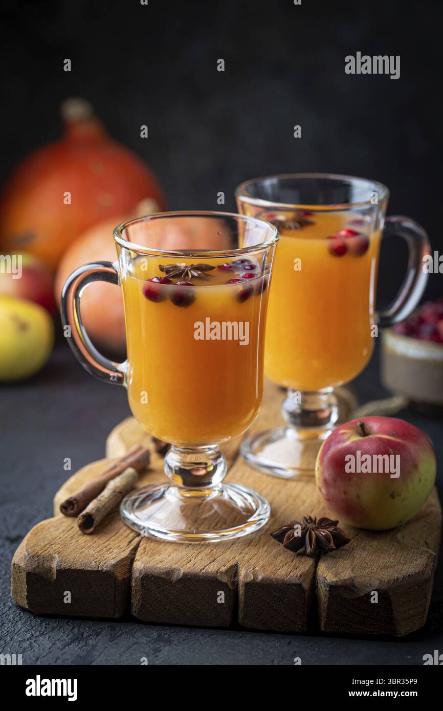 Pikanten Kürbis Punch oder Sangria in ein Glas mit Apfel, Zimt, Anis. Halloween und Thanksgiving. Traditionelle Herbst, Winter Getränke und Cocktails Stockfoto