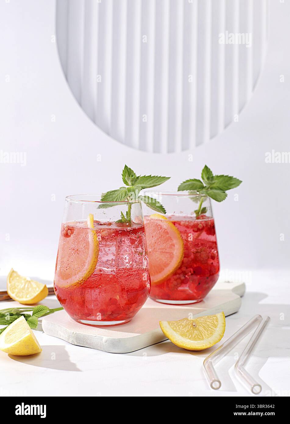 Erfrischender Sommer hausgemachter Limonade Cocktail, Mojito mit Himbeere, Johannisbeere, Minze und Zitrone, Gewichtsreduktion Konzept, Entgiftungswasser mit Fruchtgeschmack auf li Stockfoto