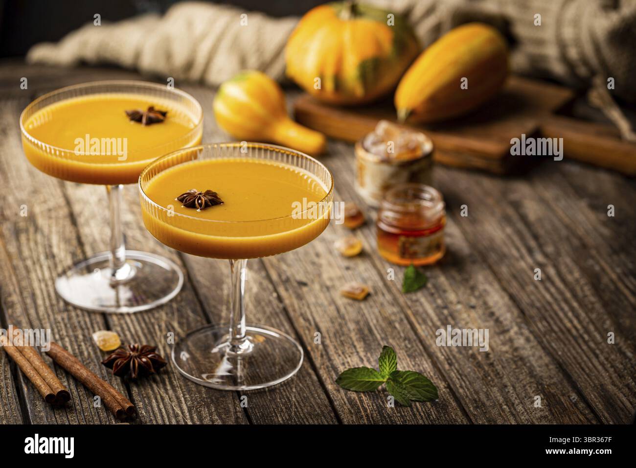 Kürbis und Orange gewürzter Herbstcocktail mit Zimt Stockfoto