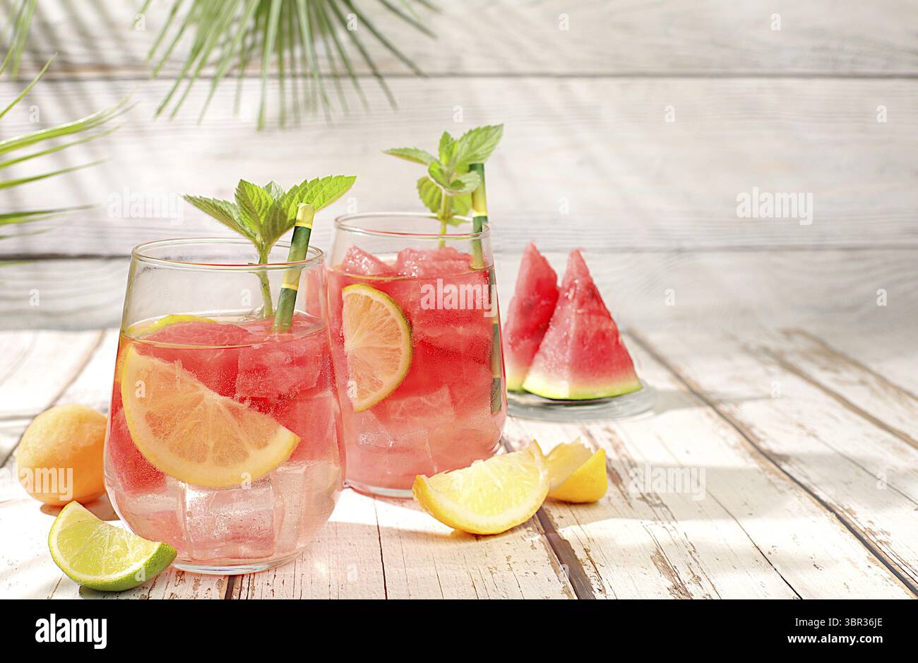 Eiskalte hausgemachte Limonade oder Cocktail mit Minze, Wassermelone und Früchten auf einem sonnigen Tisch, erfrischendes Sommergetränk Rezept, Entgiftungsdiät und Gewichtsverlust c Stockfoto