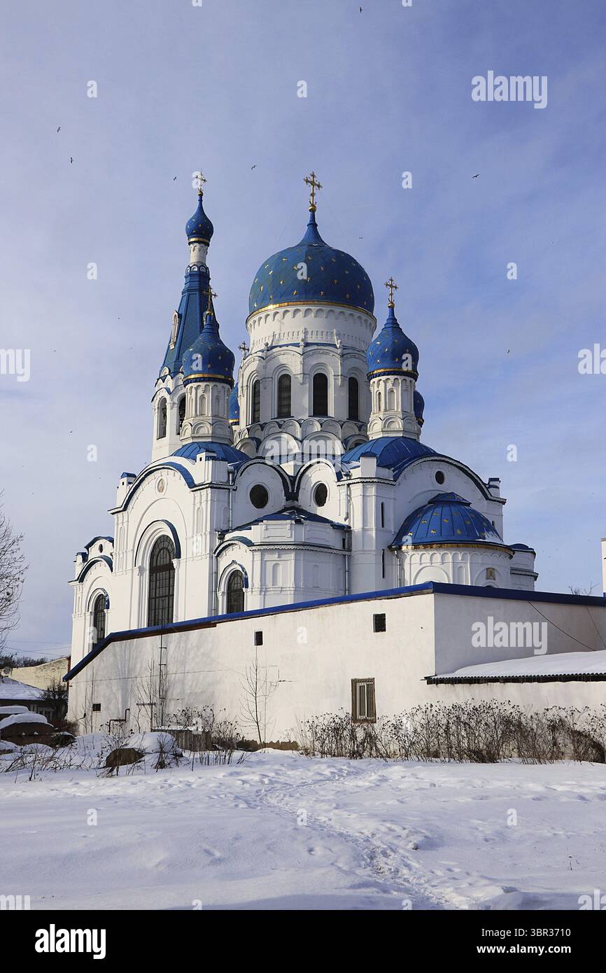 Russland, die Stadt Gatchina, 2. März 2019, auf dem Foto die Fürbitte-Kathedrale im frühen Frühjahr vor dem blauen Himmel und Schnee Stockfoto