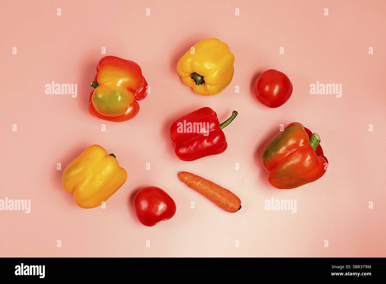 Süße Paprika, Tomaten und Karotten auf einem Leuchttisch. Modernes Stillleben verschiedener reifer Gemüsesorten für gesunde vegetarische Ernährung und Detox Diät, ha Stockfoto