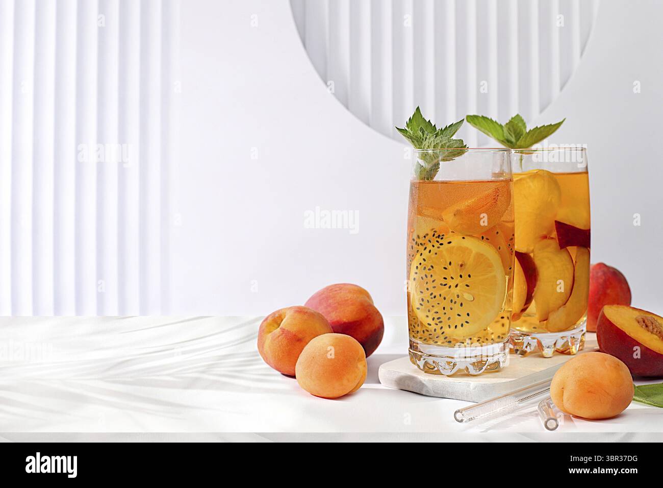 Diät-veganer Cocktail mit Chiasamen, Limette, Zitrone, Minze und Aprikosen. Detox Diät und Gewichtsverlust Konzept, Sommerparty und gesunde Lebensstil Werbung Stockfoto