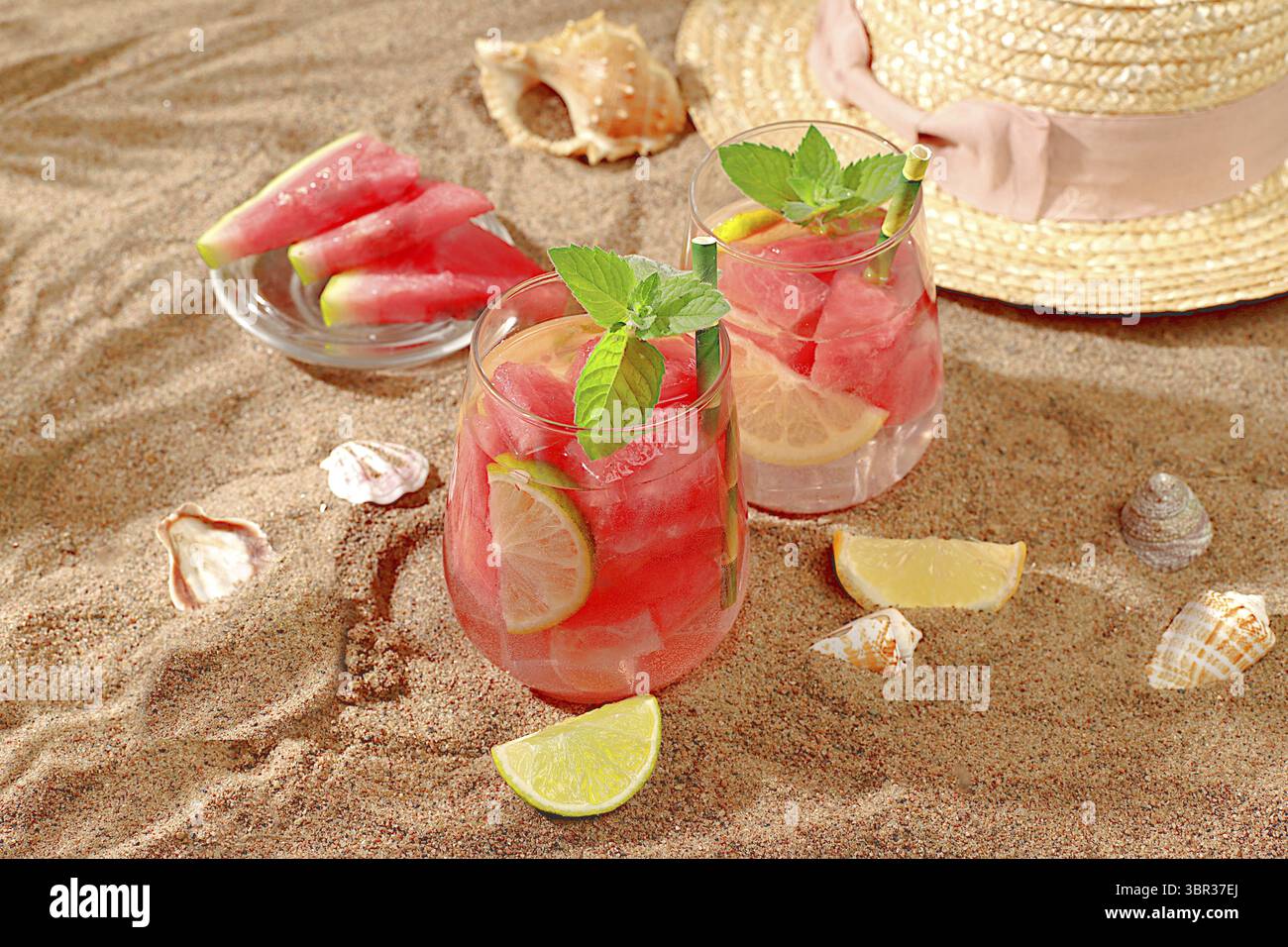 Eiskalte hausgemachte Limonade oder Cocktail mit Minze, Wassermelone und Früchten am Sandstrand, erfrischendes Sommergetränk Rezept, Entgiftungsdiät und Gewichtsverlust Stockfoto