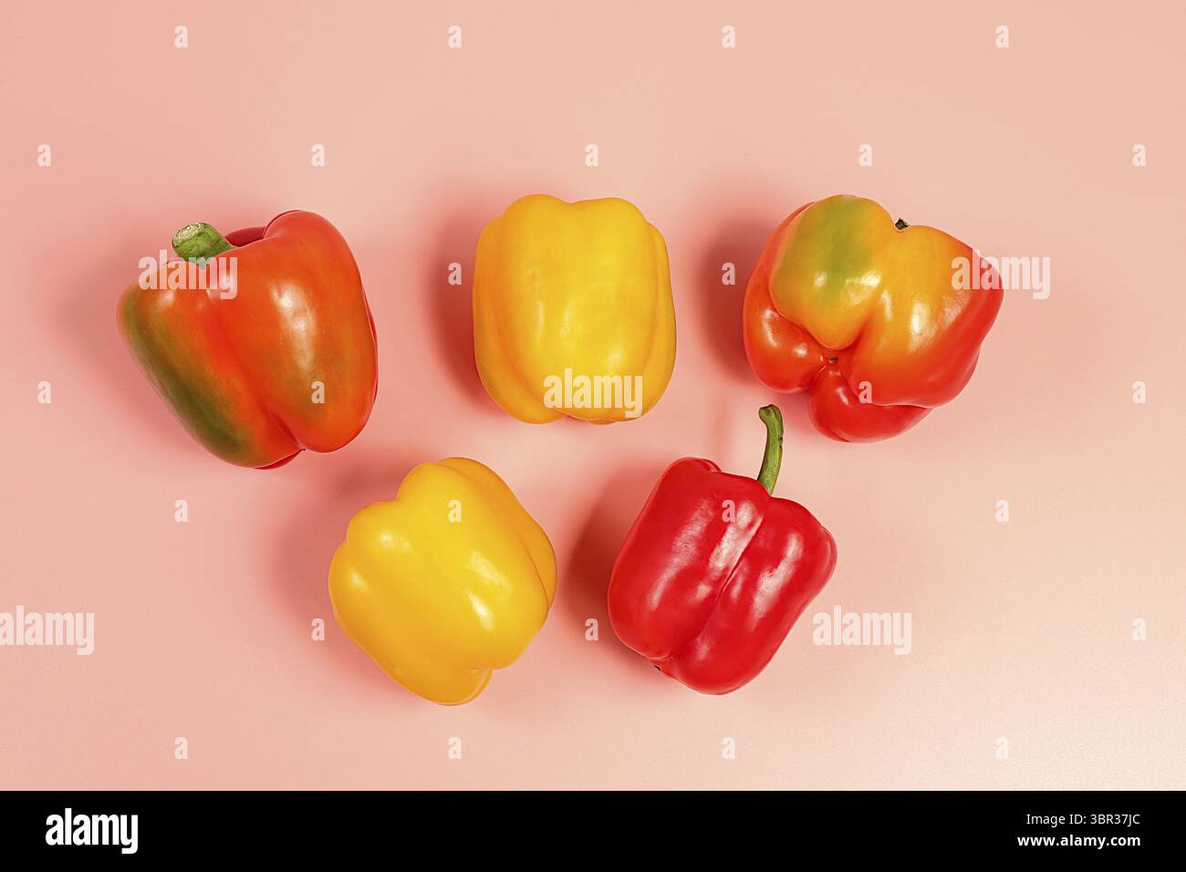Süße Paprika auf hellem Hintergrund. Verschiedene reife rote und gelbe Früchte für gesunde vegetarische Ernährung und Detox Diät, Ernte. Werbung für Geschäft A Stockfoto