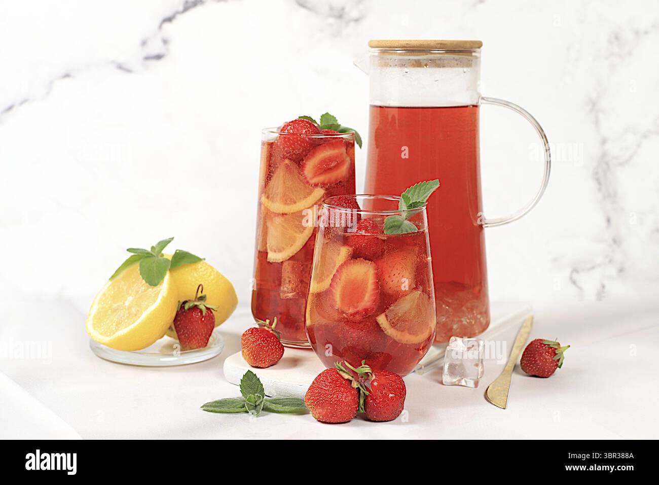 Erfrischender hausgemachter Limonade-Cocktail im Sommer, Erdbeereistee mit Beeren, Minze und Zitrone, Gewichtsreduktion, Entgiftungswasser mit Fruchtgeschmack Stockfoto