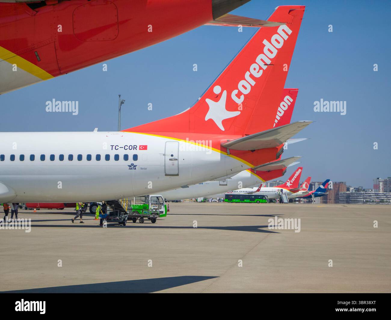 Antalya, Türkei - 8. Juli 2025 : Boeing 737 Flugzeuge von Corendon Airlines auf dem Flughafen Antalya, Türkei. Stockfoto