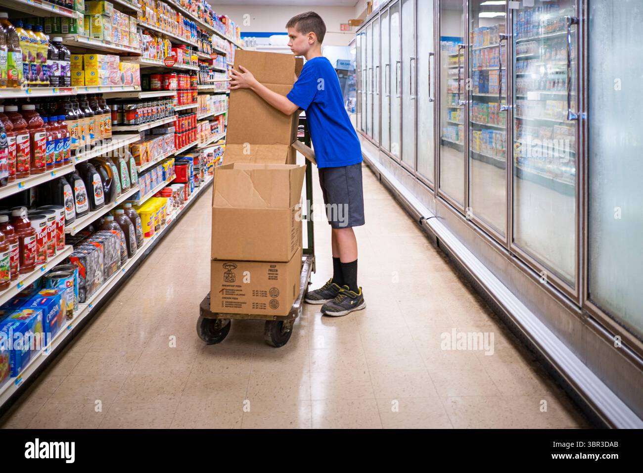 8. Juli 2020, Jewell, Iowa, USA: TREVOR ZANKER zerlegt Kisten im Gefriergang des Jewell Market. Der einzige Supermarkt in Jewell, einer kleinen Gemeinde im Zentrum von Iowa, wurde 2019 geschlossen. Es diente vier Gemeinden im Umkreis von 20 Meilen um Jewell. Einige Bewohner der Stadt gründeten eine Genossenschaft, um den Laden wieder zu eröffnen. Sie verkauften Aktien an die Co-op und hielten Spendenaktionen im Frühjahr ab. Die Organisatoren sammelten etwa 225.000 US-Dollar und kauften den Laden, der am 8. Juli wieder eröffnet wurde. Vor der Wiedereröffnung war Jewell sieben Monate lang eine „Essenswüste“. Das USDA definiert ländliche Lebensmittelwüsten als „bei“ Stockfoto
