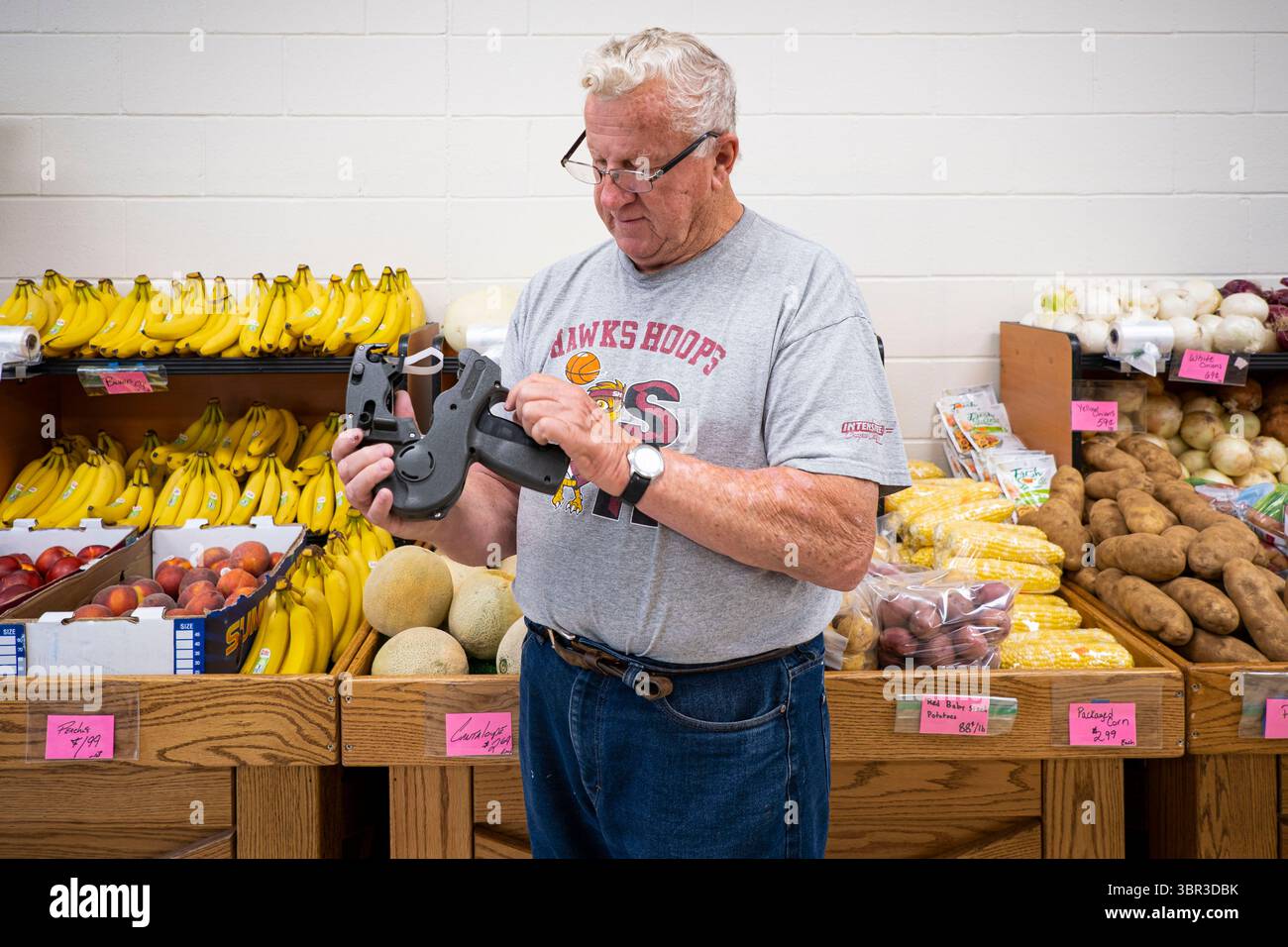 8. Juli 2020, Jewell, Iowa, USA: Ein Arbeiter im Jewell Market lädt eine Preiswaffe in der Produktionsabteilung des Jewell Markts nach. Der einzige Supermarkt in Jewell, einer kleinen Gemeinde im Zentrum von Iowa, wurde 2019 geschlossen. Es diente vier Gemeinden im Umkreis von 20 Meilen um Jewell. Einige Bewohner der Stadt gründeten eine Genossenschaft, um den Laden wieder zu eröffnen. Sie verkauften Aktien an die Co-op und hielten Spendenaktionen im Frühjahr ab. Die Organisatoren sammelten etwa 225.000 US-Dollar und kauften den Laden, der am 8. Juli wieder eröffnet wurde. Vor der Wiedereröffnung war Jewell sieben Monate lang eine „Essenswüste“. Das USDA definiert ländliche Lebensmittel d Stockfoto