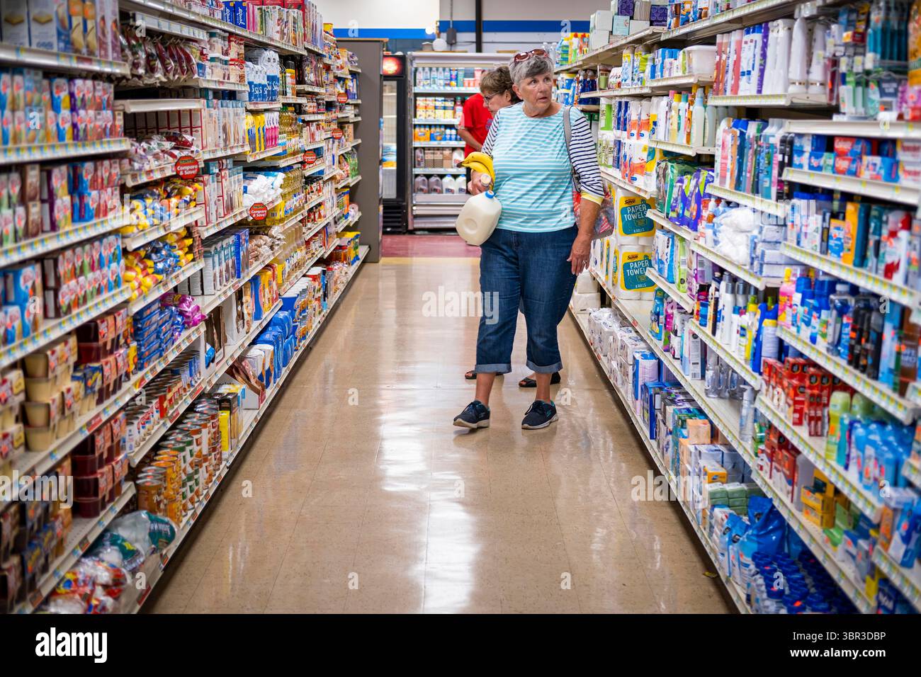 8. Juli 2020, Jewell, Iowa, USA: Shoppers in the Jewell Market am ersten Tag der Eröffnung des Supermarkts. Der einzige Supermarkt in Jewell, einer kleinen Gemeinde im Zentrum von Iowa, wurde 2019 geschlossen. Es diente vier Gemeinden im Umkreis von 20 Meilen um Jewell. Einige Bewohner der Stadt gründeten eine Genossenschaft, um den Laden wieder zu eröffnen. Sie verkauften Aktien an die Co-op und hielten Spendenaktionen im Frühjahr ab. Die Organisatoren sammelten etwa 225.000 US-Dollar und kauften den Laden, der am 8. Juli wieder eröffnet wurde. Vor der Wiedereröffnung war Jewell sieben Monate lang eine „Essenswüste“. Das USDA definiert ländliche Lebensmittelwüsten als „bei“ Stockfoto