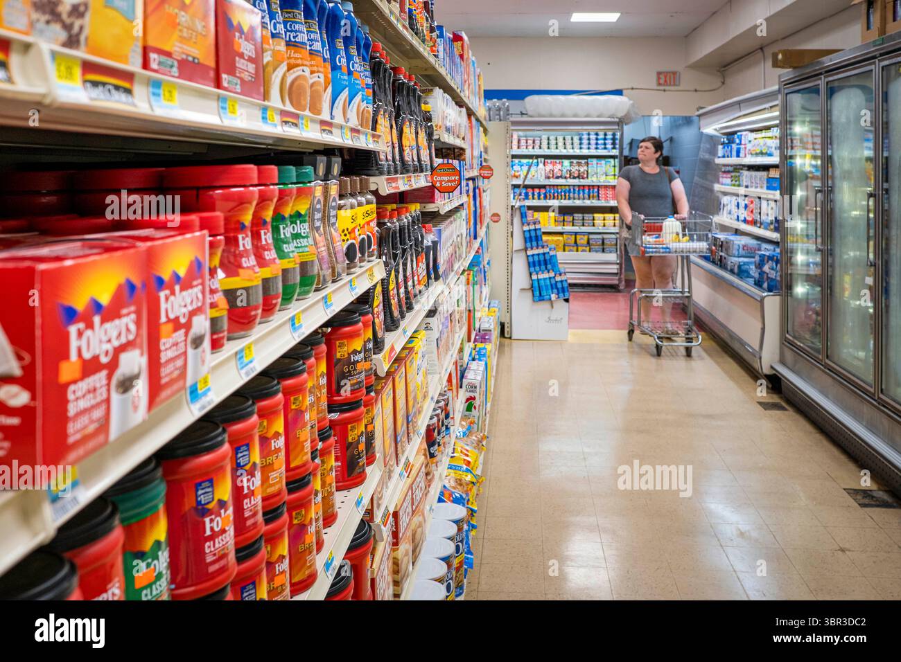 8. Juli 2020, Jewell, Iowa, USA: Shoppers in the Jewell Market am ersten Tag der Eröffnung des Supermarkts. Der einzige Supermarkt in Jewell, einer kleinen Gemeinde im Zentrum von Iowa, wurde 2019 geschlossen. Es diente vier Gemeinden im Umkreis von 20 Meilen um Jewell. Einige Bewohner der Stadt gründeten eine Genossenschaft, um den Laden wieder zu eröffnen. Sie verkauften Aktien an die Co-op und hielten Spendenaktionen im Frühjahr ab. Die Organisatoren sammelten etwa 225.000 US-Dollar und kauften den Laden, der am 8. Juli wieder eröffnet wurde. Vor der Wiedereröffnung war Jewell sieben Monate lang eine „Essenswüste“. Das USDA definiert ländliche Lebensmittelwüsten als „bei“ Stockfoto