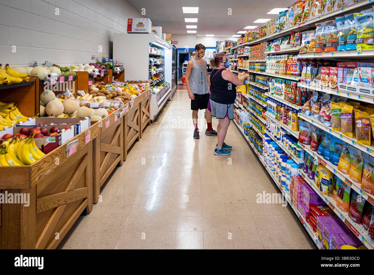8. Juli 2020, Jewell, Iowa, USA: Shoppers in the Jewell Market am ersten Tag der Eröffnung des Supermarkts. Der einzige Supermarkt in Jewell, einer kleinen Gemeinde im Zentrum von Iowa, wurde 2019 geschlossen. Es diente vier Gemeinden im Umkreis von 20 Meilen um Jewell. Einige Bewohner der Stadt gründeten eine Genossenschaft, um den Laden wieder zu eröffnen. Sie verkauften Aktien an die Co-op und hielten Spendenaktionen im Frühjahr ab. Die Organisatoren sammelten etwa 225.000 US-Dollar und kauften den Laden, der am 8. Juli wieder eröffnet wurde. Vor der Wiedereröffnung war Jewell sieben Monate lang eine „Essenswüste“. Das USDA definiert ländliche Lebensmittelwüsten als „bei“ Stockfoto