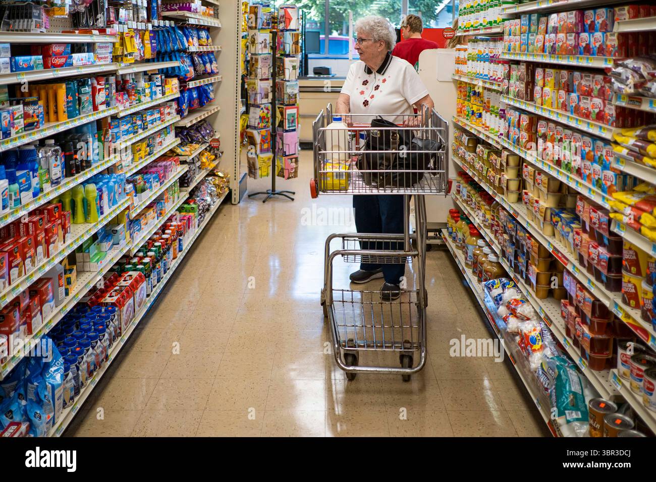 8. Juli 2020, Jewell, Iowa, USA: CHARLOTTE ROMP, von Ellsworth, IA, Geschäfte auf dem Jewell Market am großen Wiedereröffnungstag des Marktes. Romp sagte, sie sei froh, dass der Markt wieder geöffnet wurde, weil Ellsworth nur ein paar Kilometer von Jewell entfernt ist und es eine viel kürzere Fahrt als zu einem der Lebensmittelgeschäfte in den nahe gelegenen Städten war. Der einzige Supermarkt in Jewell, einer kleinen Gemeinde im Zentrum von Iowa, wurde 2019 geschlossen. Es diente vier Gemeinden im Umkreis von 20 Meilen um Jewell. Einige Bewohner der Stadt gründeten eine Genossenschaft, um den Laden wieder zu eröffnen. Sie verkauften Aktien an die Co-op und hielten Spendenaktionen Th Stockfoto