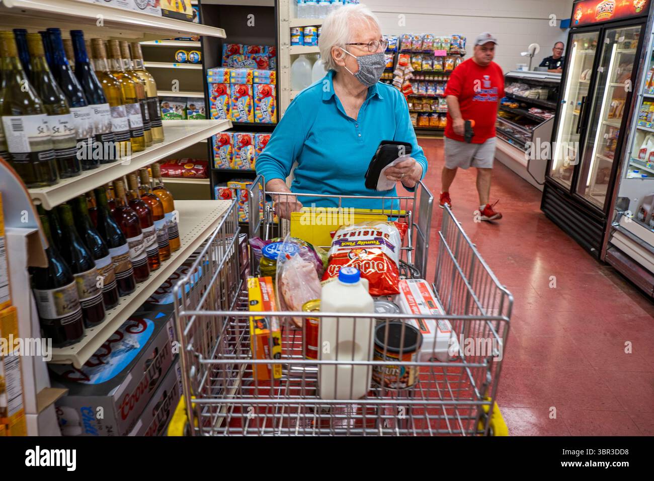 8. Juli 2020, Jewell, Iowa, USA: SHIRLEY ISEBRANDS, ein lebenslanger Bewohner von Jewell, IA, Geschäfte auf dem Jewell Market am ersten Tag seiner Eröffnung. Der einzige Supermarkt in Jewell, einer kleinen Gemeinde im Zentrum von Iowa, wurde 2019 geschlossen. Es diente vier Gemeinden im Umkreis von 20 Meilen um Jewell. Einige Bewohner der Stadt gründeten eine Genossenschaft, um den Laden wieder zu eröffnen. Sie verkauften Aktien an die Co-op und hielten Spendenaktionen im Frühjahr ab. Die Organisatoren sammelten etwa 225.000 US-Dollar und kauften den Laden, der am 8. Juli wieder eröffnet wurde. Vor der Wiedereröffnung war Jewell sieben Monate lang eine „Essenswüste“. Das USDA Defi Stockfoto