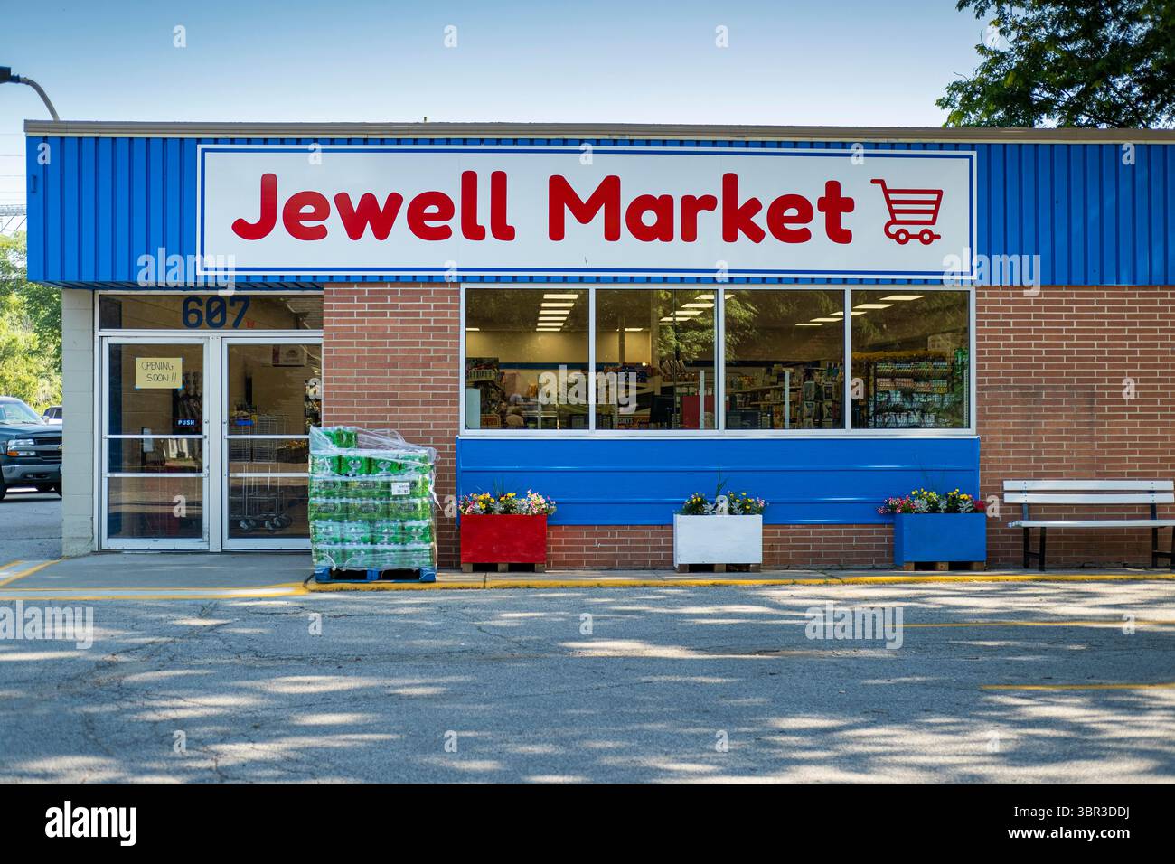 Juli 2020, Jewell, Iowa, USA: Jewell Market, der wiedereröffnete Supermarkt in Jewell, Iowa. Der einzige Supermarkt in Jewell, einer kleinen Gemeinde im Zentrum von Iowa, wurde 2019 geschlossen. Es diente vier Gemeinden im Umkreis von 20 Meilen um Jewell. Einige Bewohner der Stadt gründeten eine Genossenschaft, um den Laden wieder zu eröffnen. Sie verkauften Aktien an die Co-op und hielten Spendenaktionen im Frühjahr ab. Die Organisatoren sammelten etwa 225.000 US-Dollar und kauften den Laden, der am 8. Juli wieder eröffnet wurde. Vor der Wiedereröffnung war Jewell sieben Monate lang eine „Essenswüste“. Das USDA definiert ländliche Lebensmittelwüsten als mindestens 500 Einwohner Stockfoto
