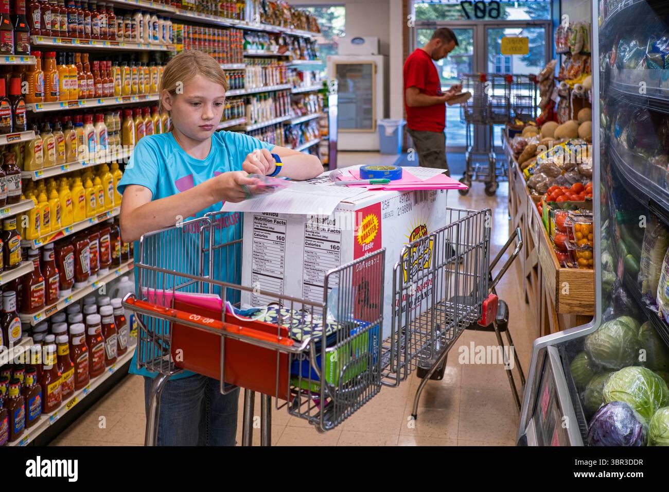 8. Juli 2020, Jewell, Iowa, USA: KAYLEY ZANKER preist Waren in der Produktion des Jewell Market. Der einzige Supermarkt in Jewell, einer kleinen Gemeinde im Zentrum von Iowa, wurde 2019 geschlossen. Es diente vier Gemeinden im Umkreis von 20 Meilen um Jewell. Einige Bewohner der Stadt gründeten eine Genossenschaft, um den Laden wieder zu eröffnen. Sie verkauften Aktien an die Co-op und hielten Spendenaktionen im Frühjahr ab. Die Organisatoren sammelten etwa 225.000 US-Dollar und kauften den Laden, der am 8. Juli wieder eröffnet wurde. Vor der Wiedereröffnung war Jewell sieben Monate lang eine „Essenswüste“. Das USDA definiert ländliche Lebensmittelwüsten als „haben“ Stockfoto