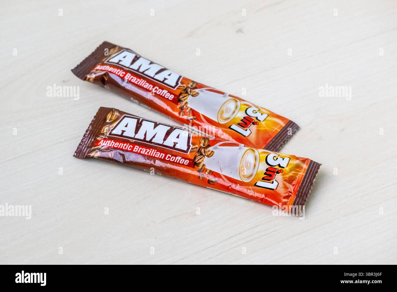 AMA authentische brasilianische Instant-Kaffeemischung, zwei 15 g/m2-Pakete auf Holz. Premium-3-in-1-Mischung mit fein gemahlenem brasilianischem Kaffee, Kaffeesahne und Zucker. Stockfoto