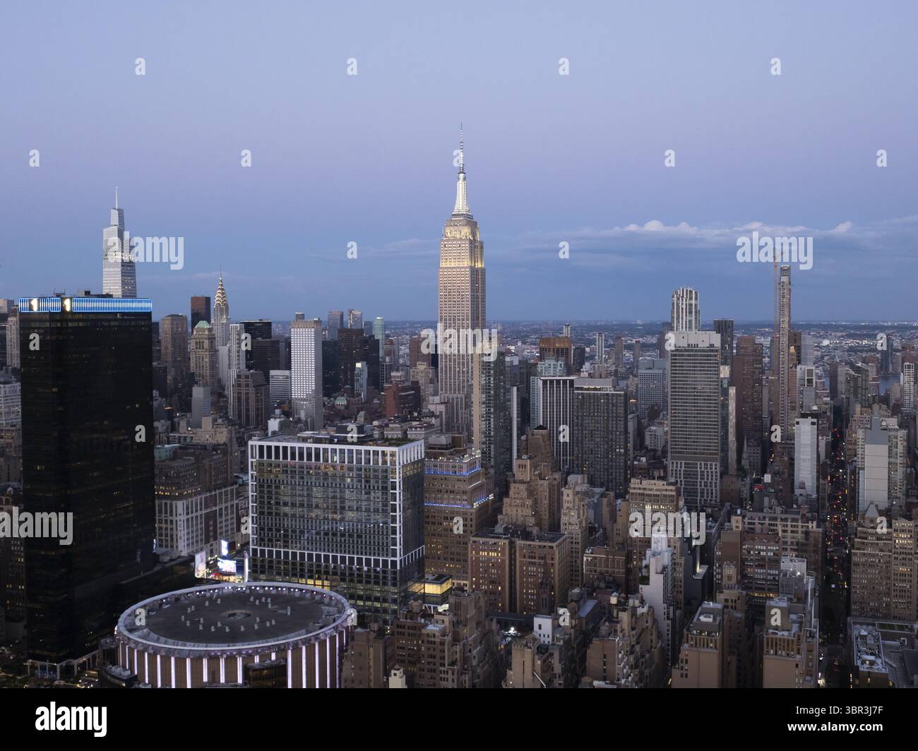 Luftaufnahme des Empire State Building, des Madison Square Garden und der New Yorker Stadtlandschaft am Abendhimmel, New York, USA Stockfoto